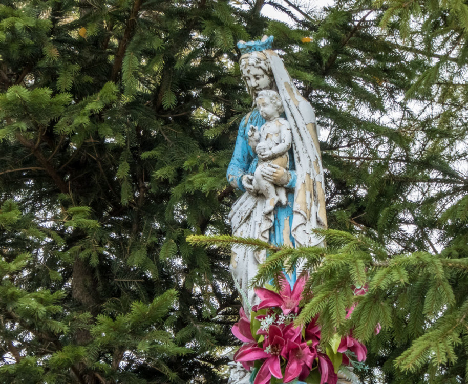 Przydrożna kapliczka z figurą św. Maryi z Dzieciątkiem. Czadrów, gmina Kamienna Góra, powiat kamiennogorski.