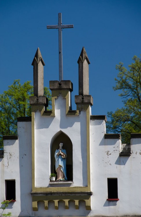 Kapliczka wnękowa w ścianie budynku. Wambierzyce, gmina Radków, powiat kłodzki.