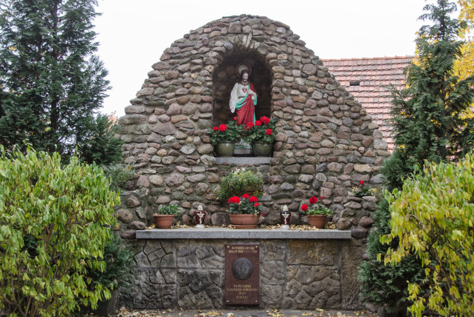 Kapliczka grota z figurą Chrystusa z 2000 r. obok kościoła Trójcy Świętej. Olszany, gmina Strzegom, powiat świdnicki.