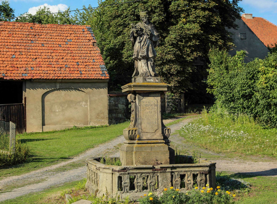 Przydrożna figura św. Jana Nepomucena z XVIII w. Maniów Wielki, gmina Mietków, powiat wrocławski.