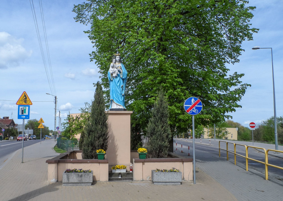 Przydrożna kapliczka z figurą Matki Boskiej z Dzieciątkiem. Więcbork, powiat sępoleński.