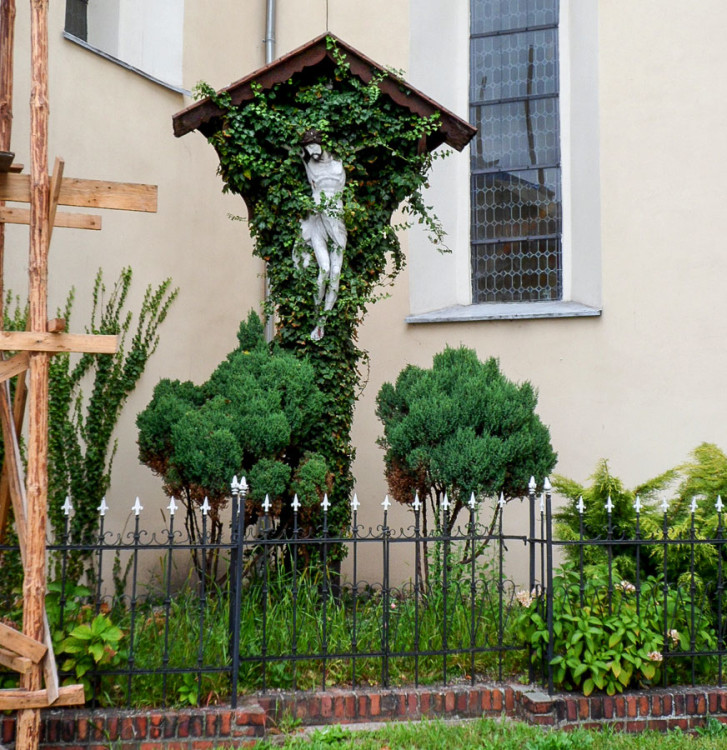 Krzyż z ukrzyżowanym Chrystusem przy kościele św. Marii Magdaleny. Nowe Miasteczko, powiat nowosolski.