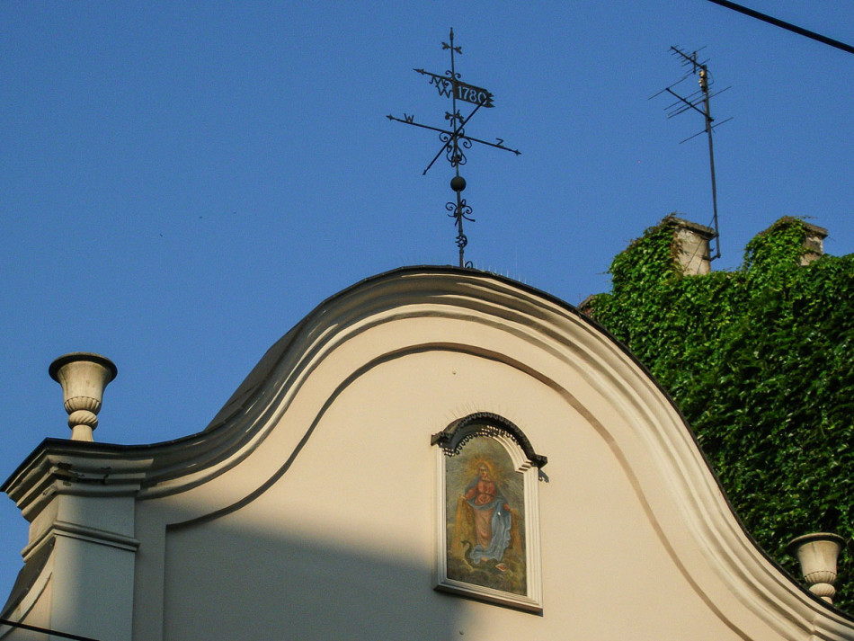Kapliczka z freskiem w szczycie kamienicy przy ulicy Karmelickiej 12. Kraków, Kraków.