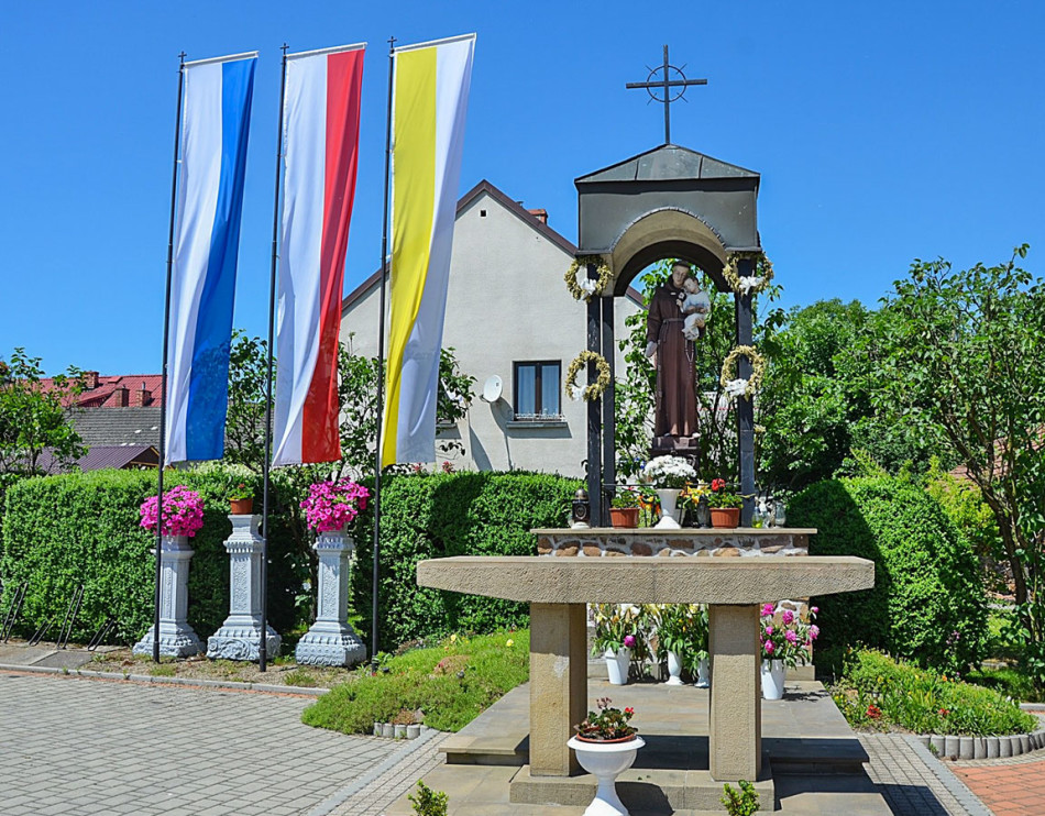 Kapliczka św. Antoniego powstała na pamiątkę roku jubileuszowego 2000. Dziekanowice, gmina Dobczyce, powiat myślenicki.