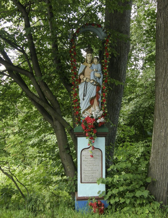 Przydrożna kapliczka z figurą Matki Bożej z Dzieciątkiem. Ufundowana przez Michała Mamlika w 1907 r. Bieńkówka, gmina Budzów, powiat suski.