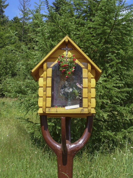 Przydrożna mała drewniana kapliczka na Hali Malinowej z obrazem Matki Boskiej Sidzińskiej. Sidzina, gmina Bystra-Sidzina, powiat suski.
