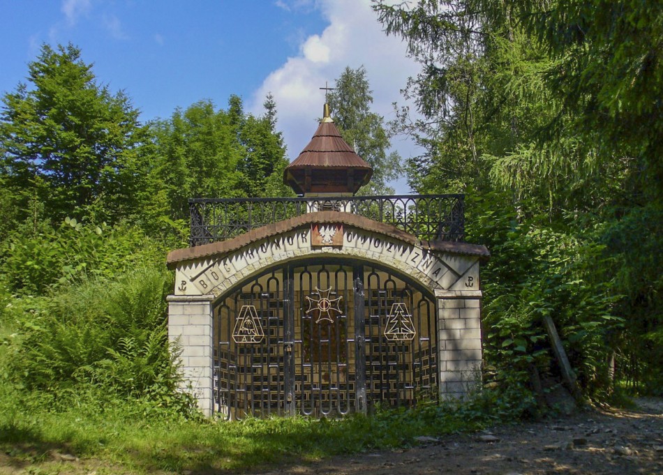 Kapliczka, murowana grota z obrazem Matki Boskiej Akowskiej. Sidzina, gmina Bystra-Sidzina, powiat suski.