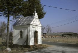 Kapliczka przydrożna, domkowa stojąca przy drodze Przybyszew - Rykały. Mała Wieś, gmina Promna, powiat białobrzeski.