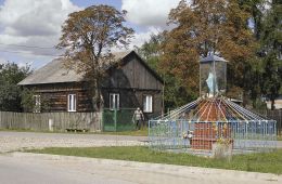 Przydrożna kapliczka murowana z oszkloną gablotą mieszcząca figurę Matki Boskiej. Stary Kadłubek, gmina Stara Błotnica, powiat białobrzeski.