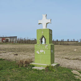Przydrożna kapliczka murowana z wnęką mieszczącą frigurę św. Maryi. Falęcice, gmina Promna, powiat białobrzeski.