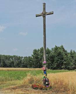 Przydrożny krzyż drewniany. Grotki, gmina Radzanów, powiat białobrzeski.