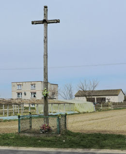 Wysoki przydrożny krzyż drewniany. Pacew, gmina Promna, powiat białobrzeski.