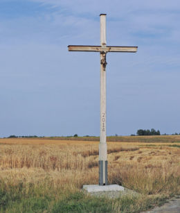 Drewniany krzyż przydrożny stojący na skraju wsi. Tursk, gmina Stara Błotnica, powiat białobrzeski.