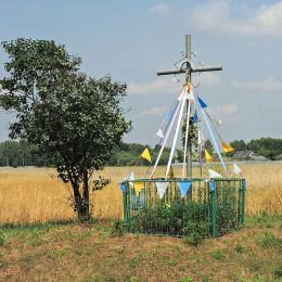 Krzyż przydrożny w polu między Młodynie Dolne and Maksymilianów. Wola Młodyńska, gmina Radzanów, powiat białobrzeski.