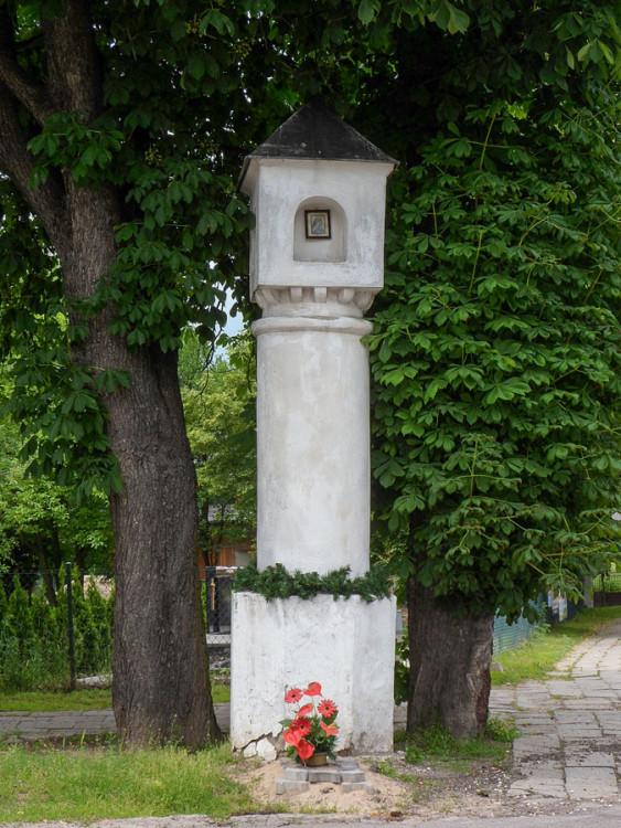 Przydrożna barokowa kapliczka z XVIII w. przy ulicy Cmentarnej, róg Piotra Wysockiego. Warka, powiat grójecki.