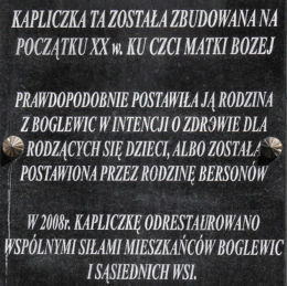 Tablica z inscripcją na przydrożnej kapliczce. Boglewice, gmina Jasieniec, powiat grójecki.