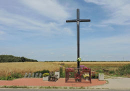 Krzyż przydrożny stojący na skraju wsi. Wola Pobiedzińska, gmina Nowe Miasto nad Pilicą, powiat grójecki.