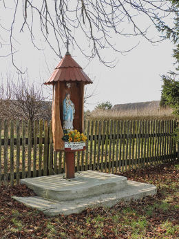 Przydrożna drewniana kapliczka na słupku. Pogroszyn, gmina Wieniawa, powiat przysuski.
