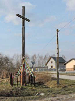 Krzyż przydrożny drewniany. Ryków, gmina Wieniawa, powiat przysuski.