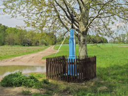 Przydrożny krzyż stojący na rozstaju dróg. Żuków, gmina Wieniawa, powiat przysuski.
