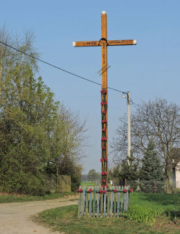 Krzyż przydrożny, drewniany z 1999 roku. Jezu ufamy tobie. Bukowiec, gmina Kowala, powiat radomski.