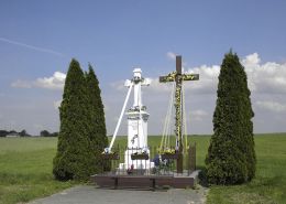 Przydrożny krzyż wzniesiony "Na cześć zmartwychwstania Polski 1918 r", obok współczesny drewniany. Dzierzkówek Stary, gmina Skaryszew, powiat radomski.