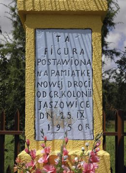 Inskrypcja na przydrożnym krzyżu upamiętniającym budowę drogi w 1950 r. Jaszowice-Kolonia, gmina Zakrzew, powiat radomski.