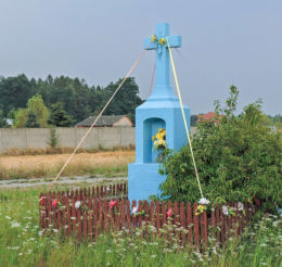 Przydrożny krzyż kamienny stojący przy drodze nr 737. Jedlnia-Kolonia, gmina Pionk, powiat radomski.
