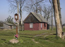 Przydrożna drewniana kapliczka skrzynkowa na słupku. Kaszewska Wola, gmina Przytyk, powiat radomski.