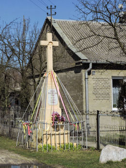 Krzyż przydrożny z 1936 r. Laski, gmina Pionki, powiat radomski.