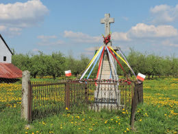 Przydrożna kapliczka z krzyżem. Maksymilianów, gmina Przytyk, powiat radomski.