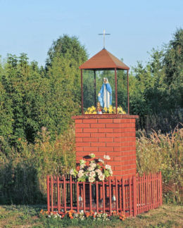 Kapliczka przydrożna przy ulicy Makowskiej. Małęczyn, gmina Gózd, powiat radomski.