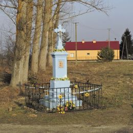 Kamienny krzyż przydrożny. Mniszek, gmina Wolanów, powiat radomski.