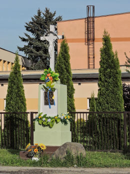 Przydrożna kapliczka z krzyżem. Parznice, gmina Kowala, powiat radomski.