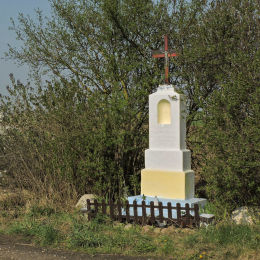 Przydrożna kapliczka z krzyżem. Polany, gmina Wierzbica, powiat radomski.