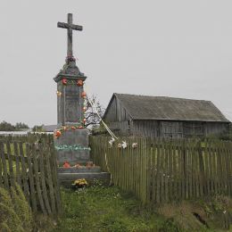 Krzyż przydrożny  wzniesiony przez włościan wsi Potkanna w 1893 r. Potkanna, gmina Przytyk, powiat radomski.