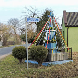 Przydrożna kapliczka z krzyżem. Ruda Mała, gmina Kowala, powiat radomski.