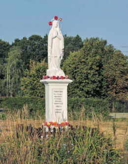 Przydrożna figura św. Maryi z 1902 r. Fundatorki - niewiasty tutejsze różańca świętego. Rzeczków, gmina Wierzbica, powiat radomski.
