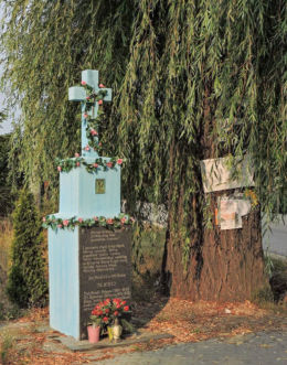 Krzyż przydrożny w centrum wsi. Trablice, gmina Kowala, powiat radomski.