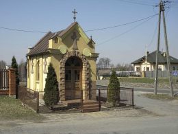 Kapliczka przy drodze Ludwinów - Sołtyków. Trablice, gmina Kowala, powiat radomski.