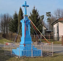 Przydrożna kapliczka z krzyżem. Zalesice, gmina Wierzbica, powiat radomski.