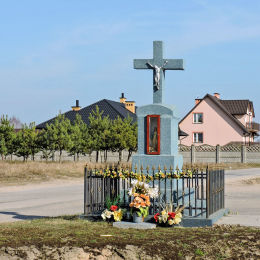 Przydrożna kapliczka z krzyżem. Zenonów, gmina Kowala, powiat radomski.