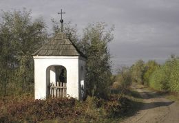 Kapliczka św. Jana Nepomucena przy polnej drodze do Guzowa. Krogulcza Mokra, gmina Orońsko, powiat szydłowiecki.