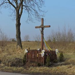 Przydrożny krzyż drewniany. Guzów, gmina Orońsko, powiat szydłowiecki.