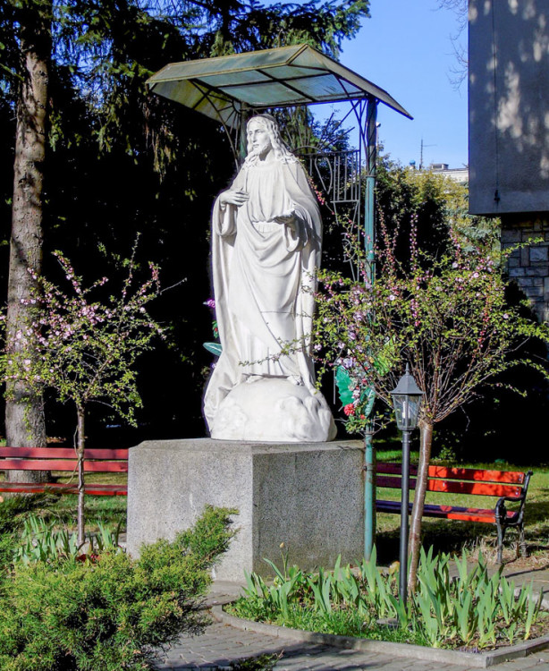 Figura Jezusa Chrystusa przy kościele św. Kazimierza. Warszawa, Mokotów.