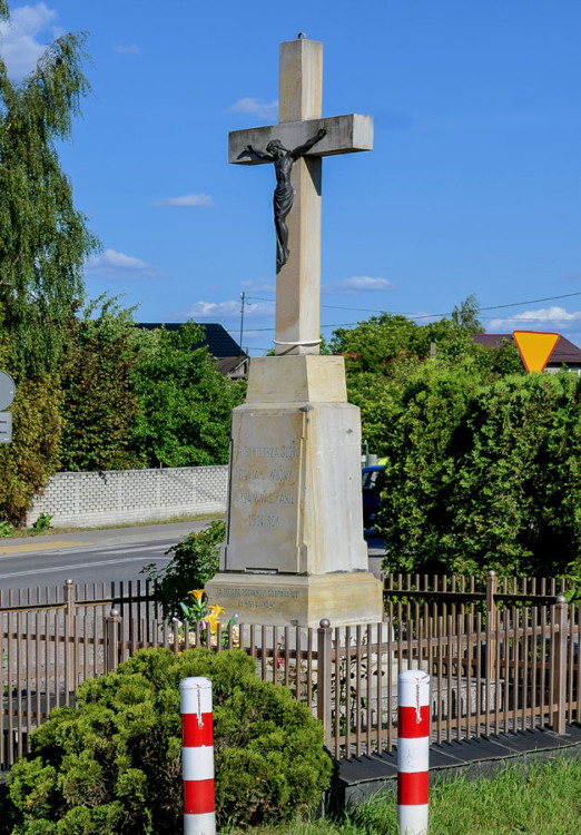 Przydrożny krzyż kamienny z 1917 r. postawiony przez gospodarzy ze wsi Łóplów. Lipków, gmina Stare Babice, powiat warszawski zachodni.