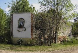 Kapliczka w ścianie dawnego dworu. Ranachów-Wieś, gmina Kazanów, powiat zwoleński.