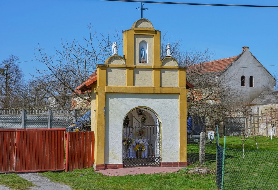 Kapliczka przydrożna domkowa murowana. Makowice, gmina Skoroszyce, powiat nyski.