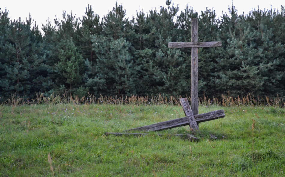Przydrożny krzyż drewniany. Borek, gmina Hajnówka, Hajnówka County.