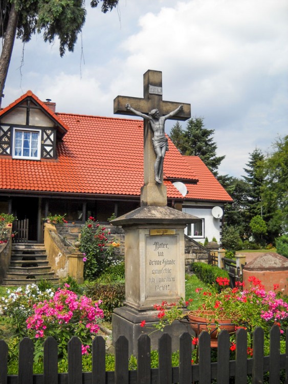 Przydrożny krzyż kamienny ufundowany w 1867 roku przez Josepha Gregorczyka. Najstarszy krzyż kamienny w Ornontowicach. Ornontowice, powiat mikołowski.